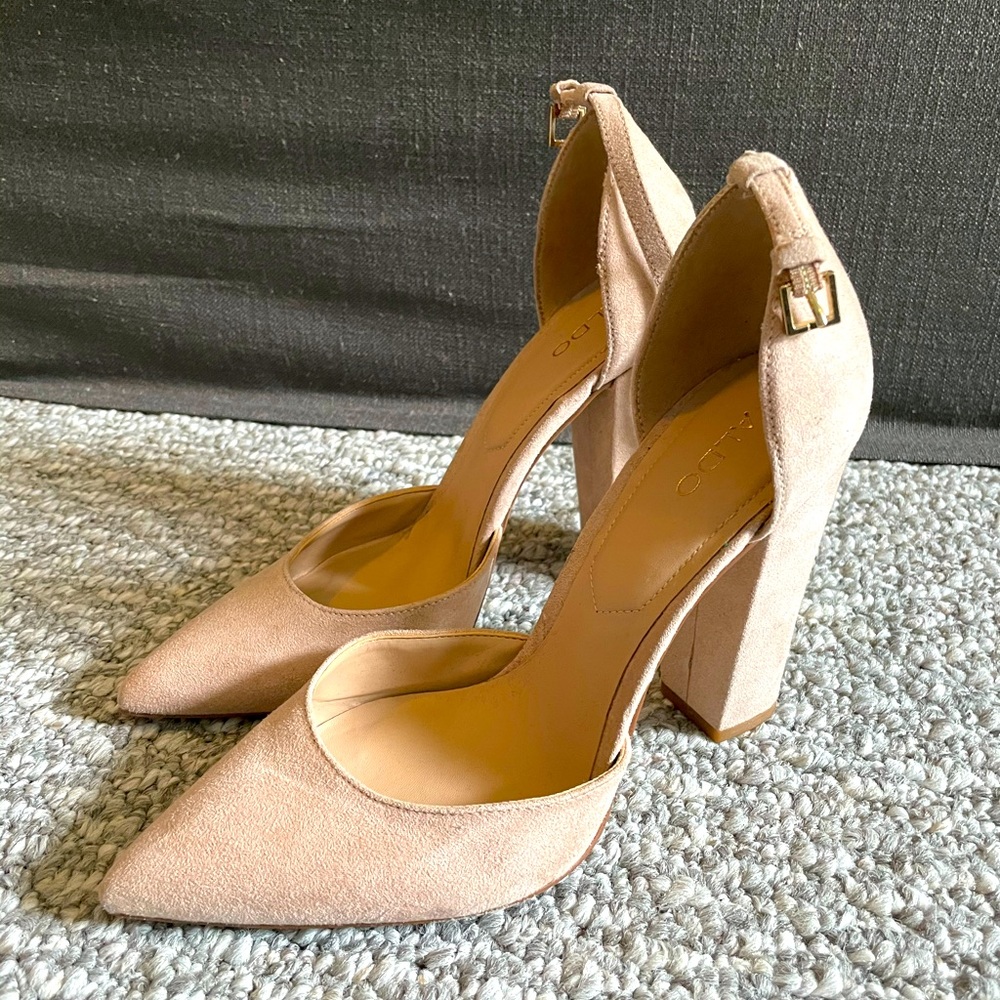 Nude Aldo closed toe pump